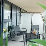 Luxury 2br Penthouse-1, Private Terrace, Center, Free Parking * ليدز