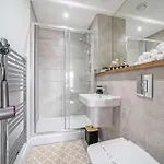 Luxury 2br Penthouse-1, Private Terrace, Center, Free Parking Apartment Leeds (West Yorkshire)