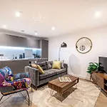 Luxury 2br Penthouse-1, Private Terrace, Center, Free Parking
