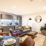Apartment Luxury 2br Penthouse-1, Private Terrace, Center, Free Parking *