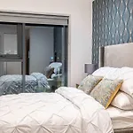 Apartment Luxury 2br Penthouse-1, Private Terrace, Center, Free Parking *