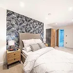 Luxury 2br Penthouse-1, Private Terrace, Center, Free Parking Apartment *