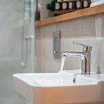 Luxury 2br Penthouse-1, Private Terrace, Center, Free Parking * ليدز