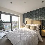 Apartment Luxury 2br Penthouse-1, Private Terrace, Center, Free Parking *