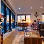 Apartment Luxury 2br Penthouse-1, Private Terrace, Center, Free Parking *