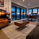 Luxury 2br Penthouse-1, Private Terrace, Center, Free Parking Apartment Leeds (West Yorkshire)