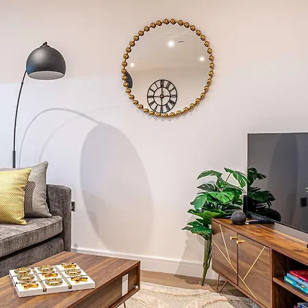 Luxury 2br Penthouse-1, Private Terrace, Center, Free Parking * 利兹