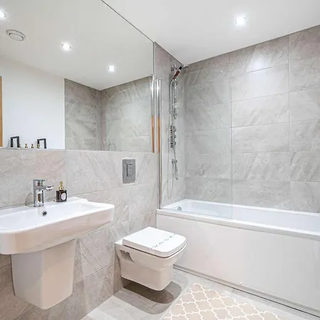 Luxury 2br Penthouse-1, Private Terrace, Center, Free Parking リーズ