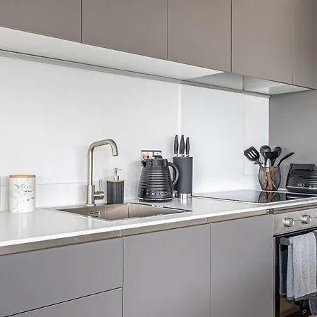 Luxury 2br Penthouse-1, Private Terrace, Center, Free Parking * リーズ