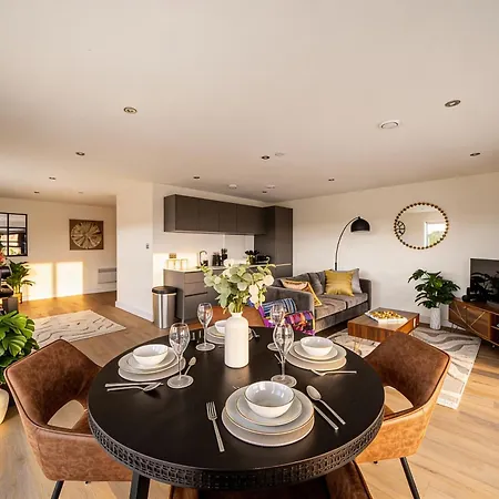 Luxury 2br Penthouse-1, Private Terrace, Center, Free Parking *