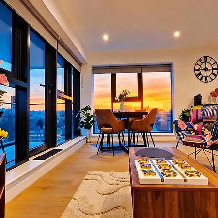 Luxury 2br Penthouse-1, Private Terrace, Center, Free Parking アパート リーズ