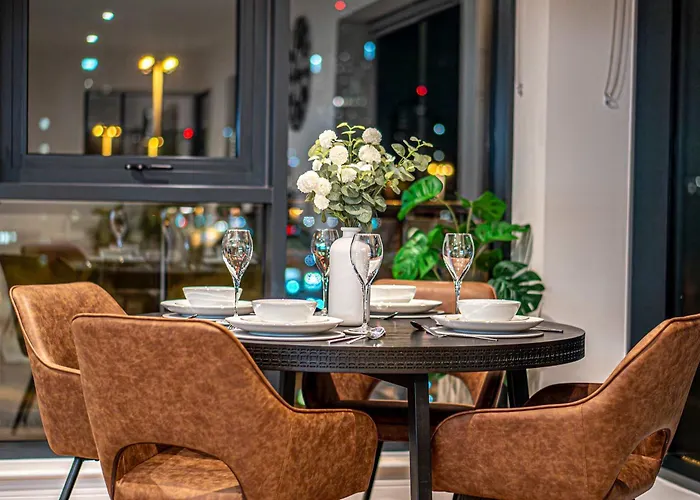 Luxury 2br Penthouse-1, Private Terrace, Center, Free Parking Лідс