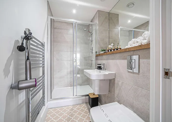 Luxury 2br Penthouse-1, Private Terrace, Center, Free Parking Апартаменти Лідс