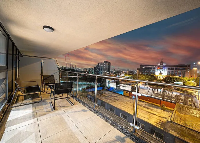 Luxury 2br Penthouse-1, Private Terrace, Center, Free Parking Апартаменти Лідс