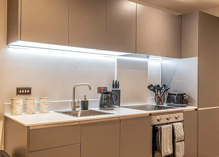 Luxury 2br Penthouse-1, Private Terrace, Center, Free Parking Лідс