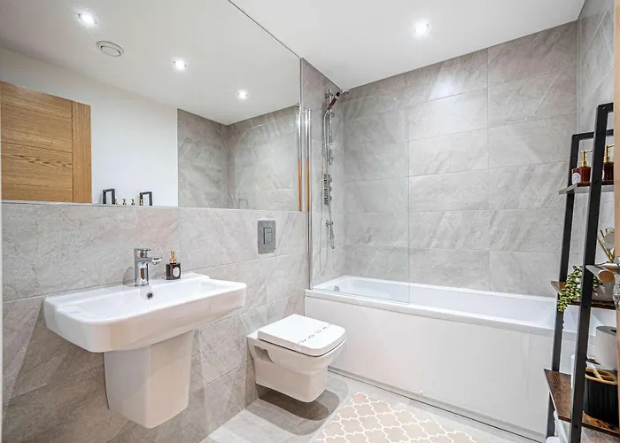 Luxury 2br Penthouse-1, Private Terrace, Center, Free Parking Лідс