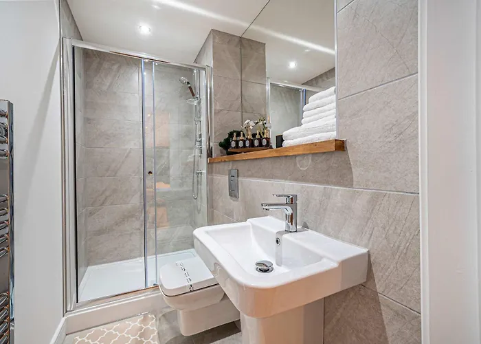 Апартаменти Luxury 2br Penthouse-1, Private Terrace, Center, Free Parking Лідс