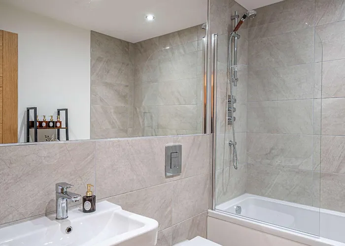 Luxury 2br Penthouse-1, Private Terrace, Center, Free Parking Апартаменти Лідс