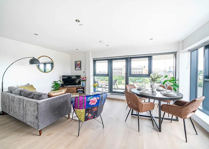 Luxury 2br Penthouse-1, Private Terrace, Center, Free Parking Апартаменти Лідс