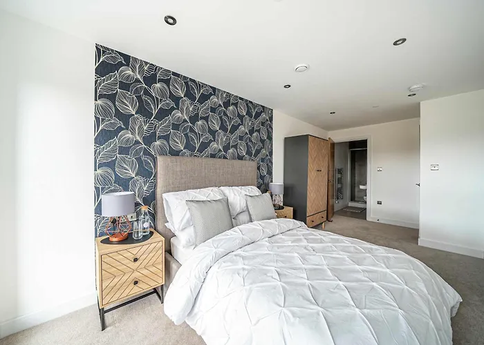 Luxury 2br Penthouse-1, Private Terrace, Center, Free Parking Апартаменти Лідс