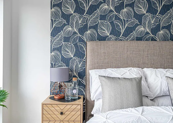 Luxury 2br Penthouse-1, Private Terrace, Center, Free Parking Апартаменти Лідс