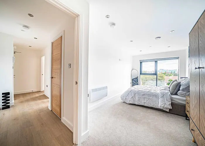 Luxury 2br Penthouse-1, Private Terrace, Center, Free Parking Апартаменти Лідс