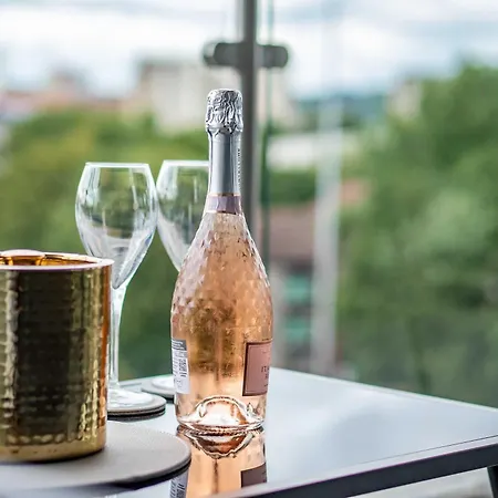 Luxury 2br Penthouse-1, Private Terrace, Center, Free Parking * Leeds (West Yorkshire)