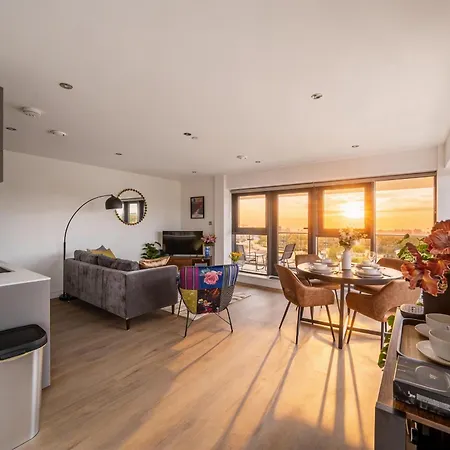 Luxury 2br Penthouse-1, Private Terrace, Center, Free Parking * Leeds (West Yorkshire)